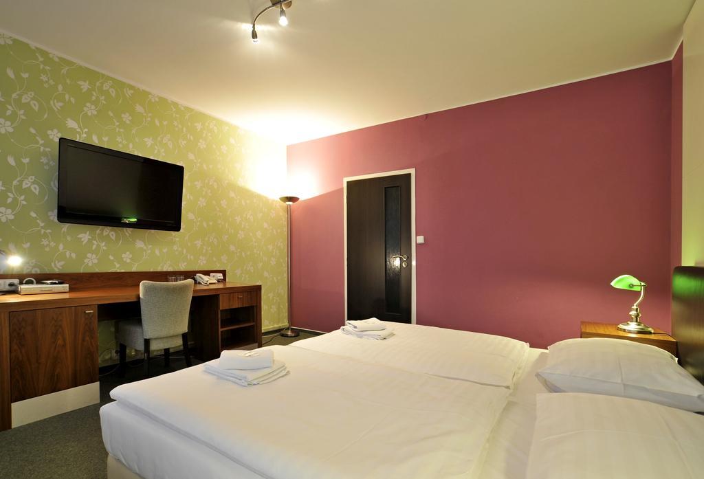 Hotel Krystal Hodonin Bagian luar foto