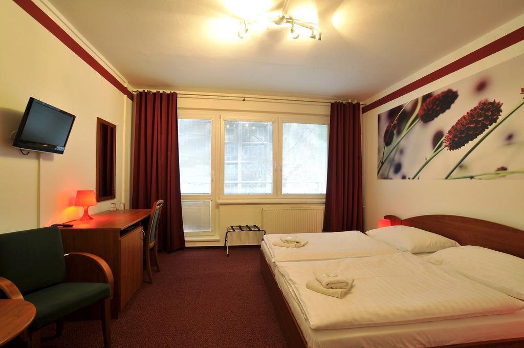 Hotel Krystal Hodonin Bagian luar foto