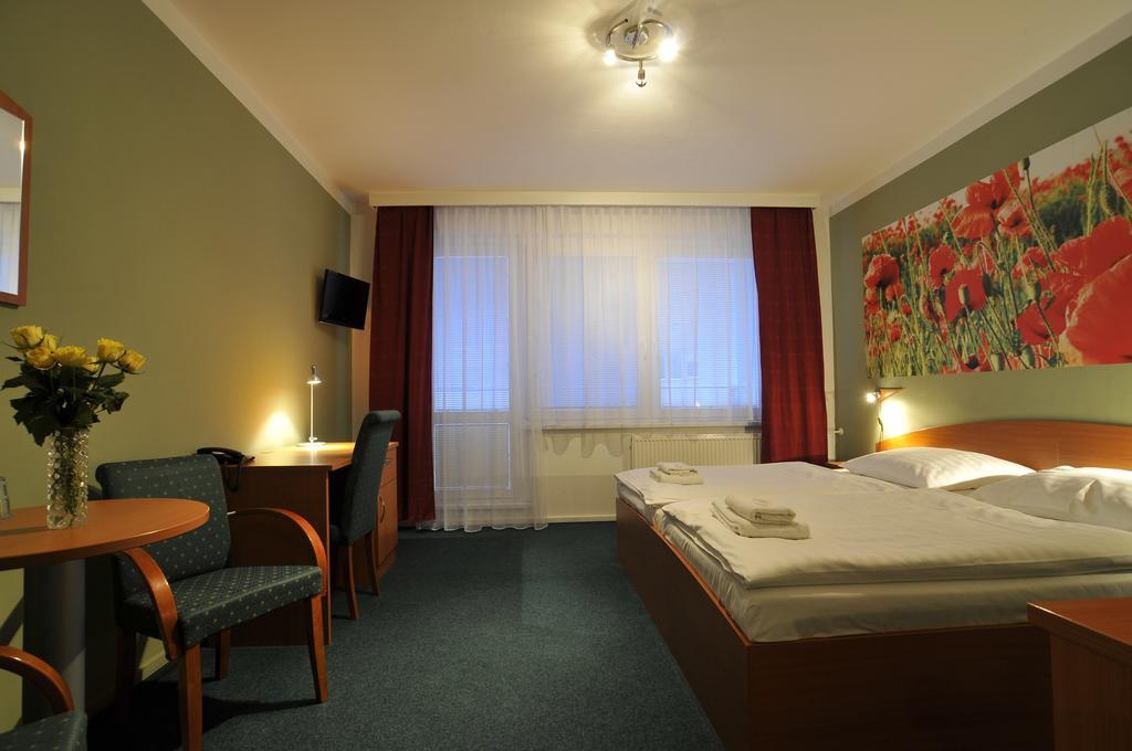 Hotel Krystal Hodonin Bagian luar foto