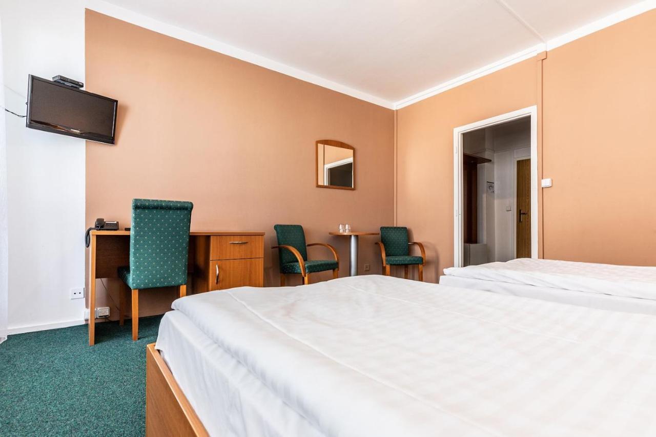 Hotel Krystal Hodonin Bagian luar foto