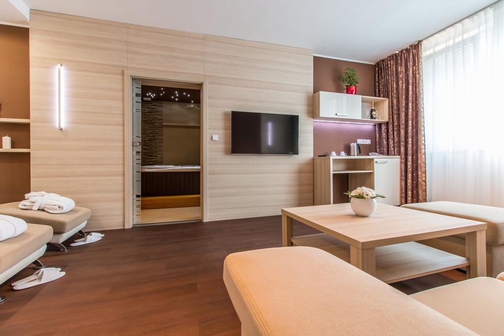 Hotel Krystal Hodonin Bagian luar foto