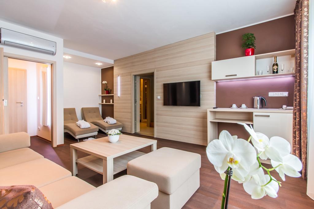Hotel Krystal Hodonin Bagian luar foto