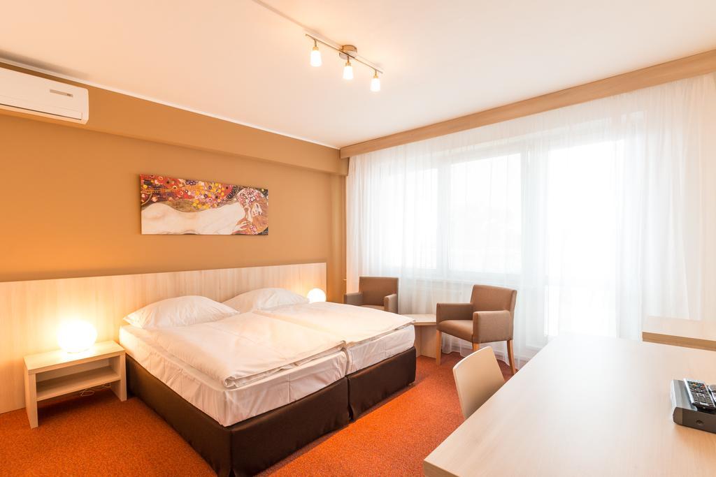 Hotel Krystal Hodonin Bagian luar foto
