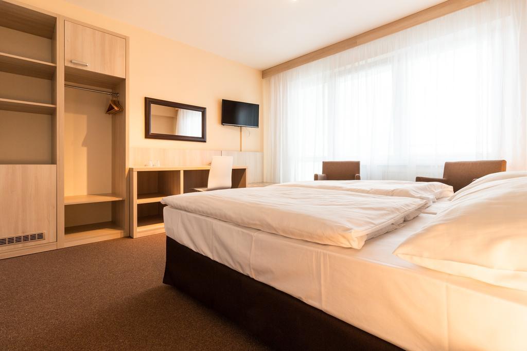 Hotel Krystal Hodonin Bagian luar foto