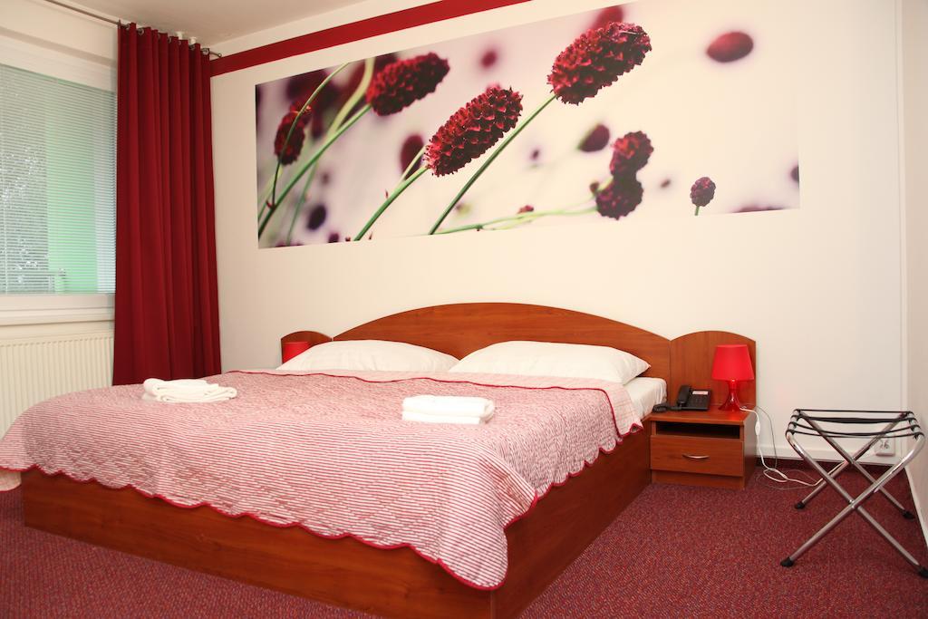 Hotel Krystal Hodonin Bagian luar foto